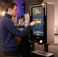 Vztah Čechů k alkoholu se mění. Pijí méně a prokládají ho nealkem